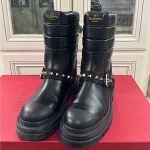 Valentino woman’s boots with iconic studs